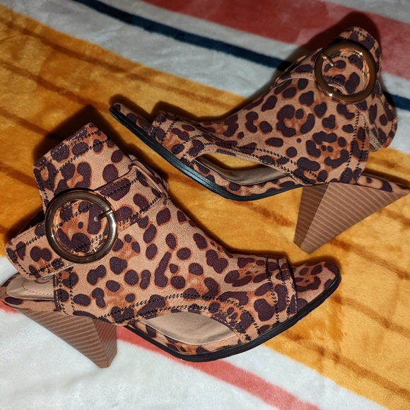 comfort est 1949 Shoes - Comfort Est 1949 leopard print sandal